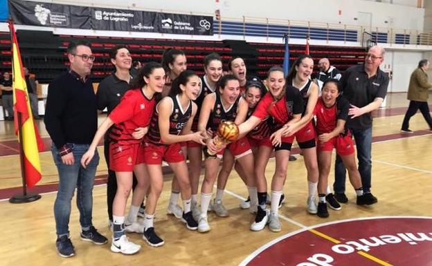 Las jugadores del Uni Girona A festejan su triunfo. :: @gieguni
