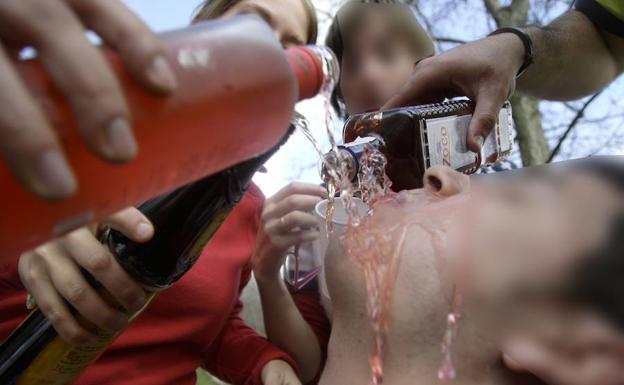 Jóvenes de borrachera en un botellón. 