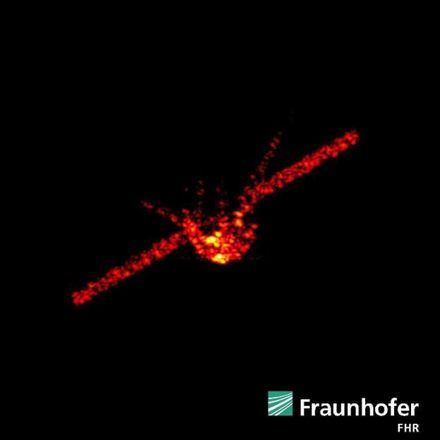 Imagen de radar tomada el pasado mes de marzo del Tiangong-1 durante su vuelo en órbita. Abajo, una maqueta que representa el laboratorio espacial chino con tres astronautas.  