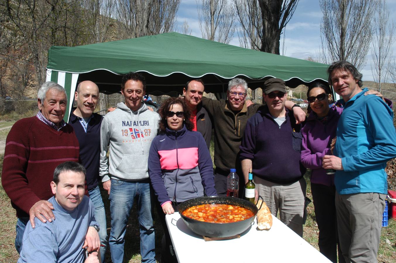 Las cuadrillas van al prado de Clunia, en Aguilar del Río Alhama (lugar donde estaba la toma) para comer calderetes y disfrutar de una jornada campestre