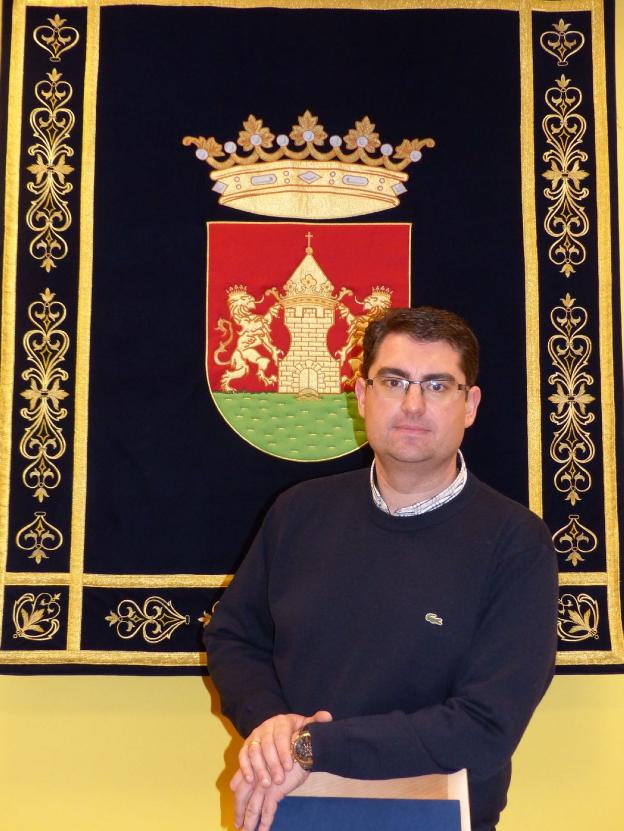 El alcalde, Sergio Martínez Astola, en la Casa Consistorial torrecillana. :: l.r.
