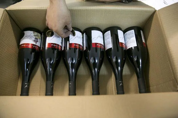 Botellas de vino con sus etiquetas. :: Reuters