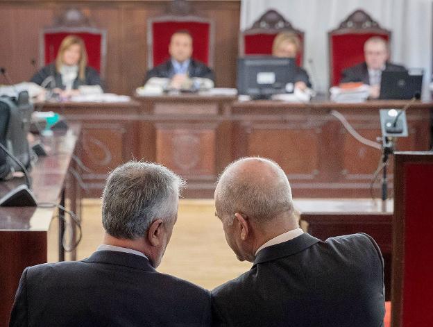 Manuel Chaves y José Antonio Griñán, el día del inicio del juicio oral, en diciembre pasado. :: j. muñoz / efe