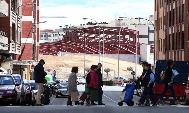 La obra de la nueva estación de autobuses se divisa desde Pino y Amorena. :: 