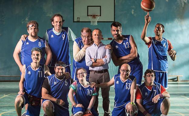 El equipo Los Amigos, junto a su ‘entrenador’, Javier Gutiérrez.