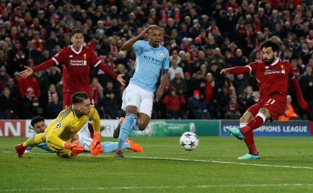 Salah logra el primer gol del Liverpool ante el City en Anfield. 