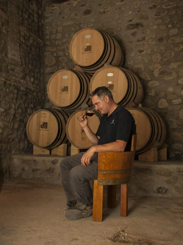 Mateo Ruiz, en la bodega original de su casa de Aldeanueva que está rehabilitando. :: L. R.