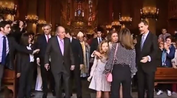 Momento en que la reina Letizia trata de impedir que doña Sofía se haga una foto con sus nietas, lo que provoca la intervención del Rey. :: r. c.
