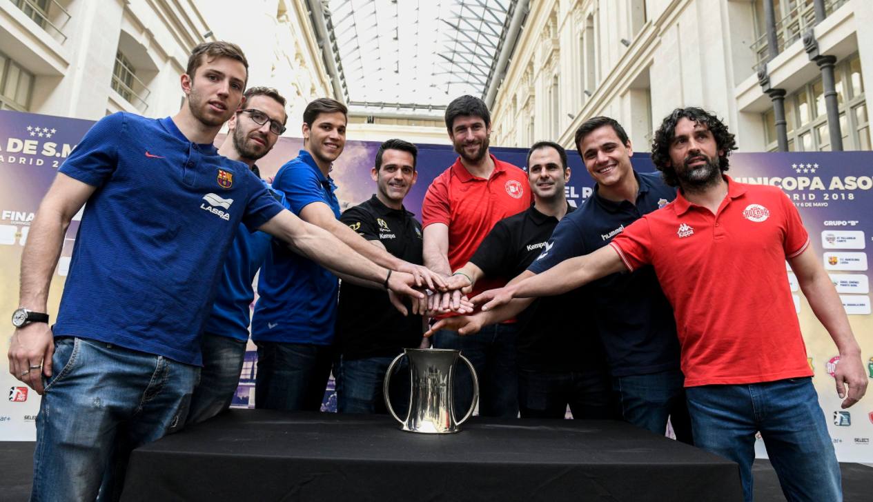 Los capitanes de los equipos participantes en la Copa posan en Madrid con el trofeo