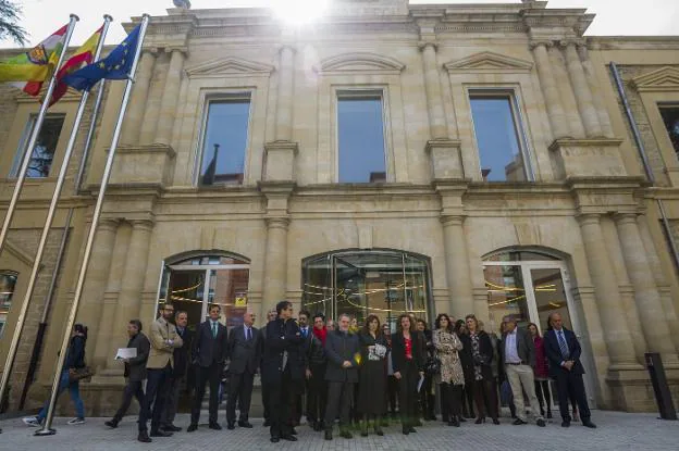 Jueces y fiscales, ayer
en la puerta del Palacio
de Justicia de Logroño en
el primero de sus actos
de reivindicación.
:: justo rodríguez