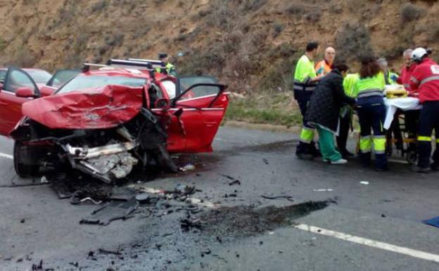 Servicios de emergencia trabajan en el lugar del accidente. 