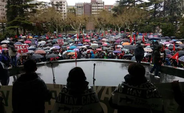 Imagen principal - Lectura de manifiestos en la concha de El Espolón. Los encausados Pablo Alberdi y Jorge Merino. 