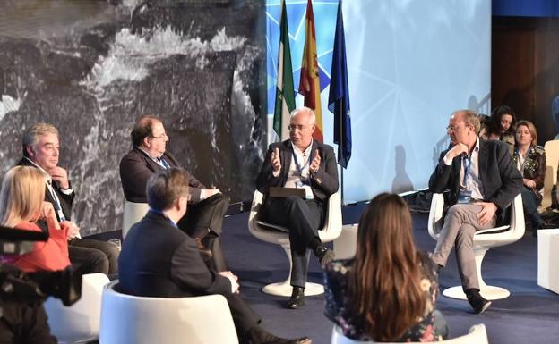 Ceniceros participa en una charla. 