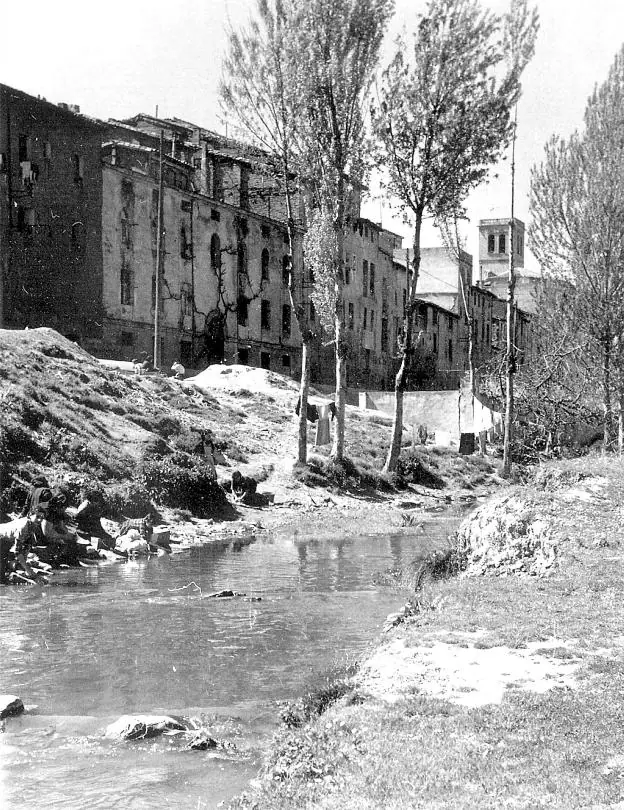 Lavanderas hacen la colada en el Ebro Chiquito, en la década de los años 50. :: foto palacios