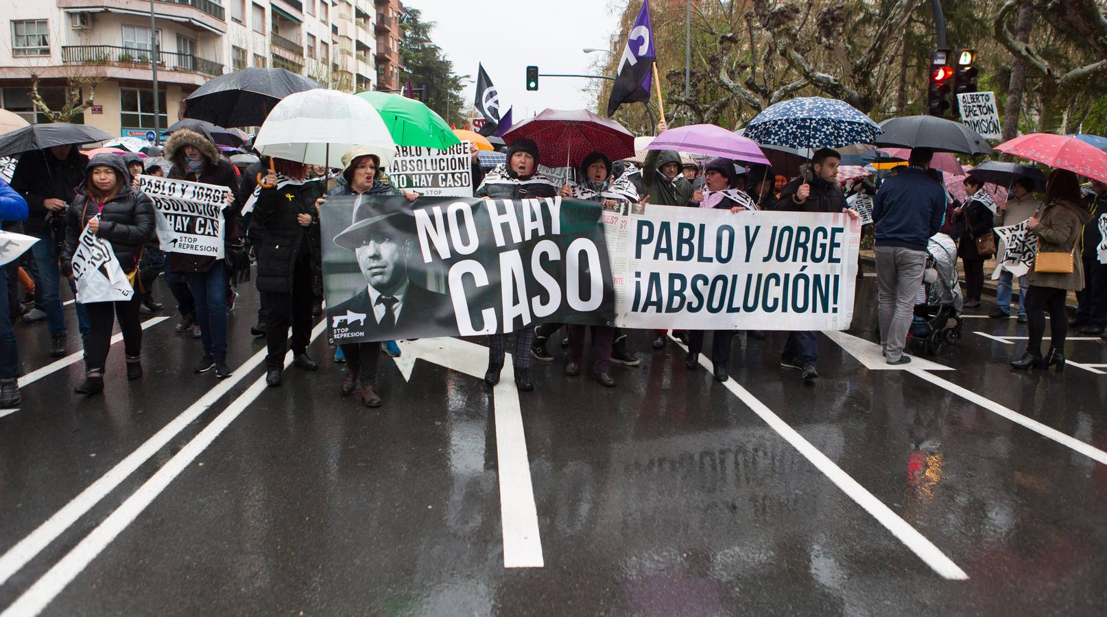 Una multitudinaria manifestación recorrió el centro de Logroño bajo la lluvia para reclamar la absolución de los dos jóvenes encausados