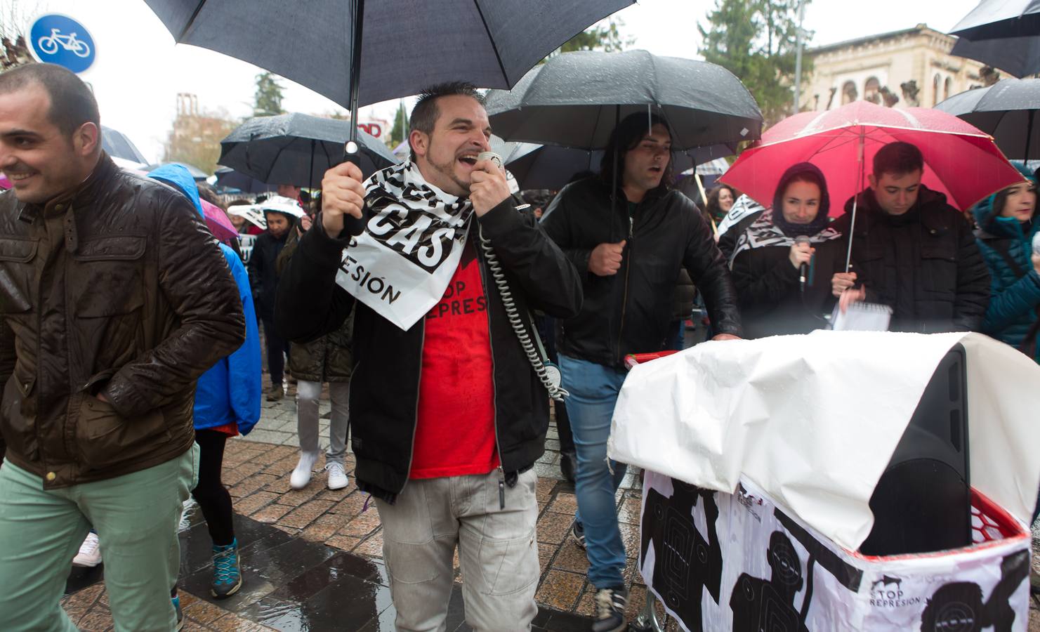 Una multitudinaria manifestación recorrió el centro de Logroño bajo la lluvia para reclamar la absolución de los dos jóvenes encausados