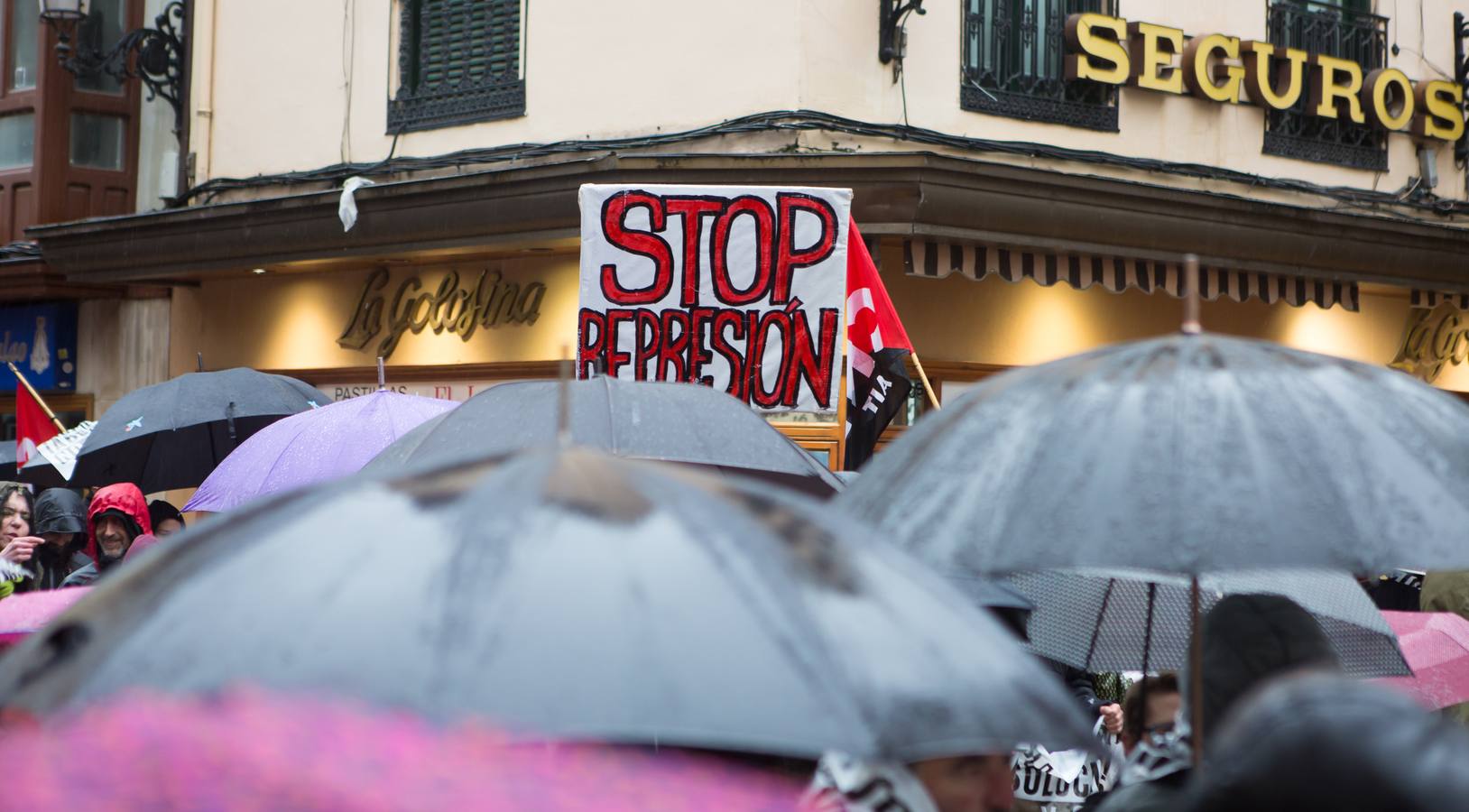 Una multitudinaria manifestación recorrió el centro de Logroño bajo la lluvia para reclamar la absolución de los dos jóvenes encausados