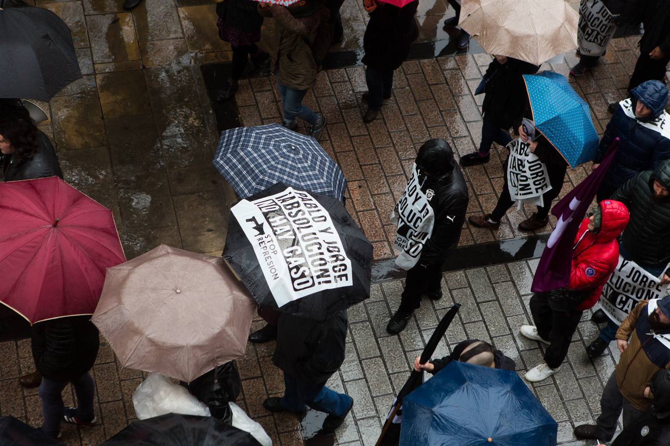 Una multitudinaria manifestación recorrió el centro de Logroño bajo la lluvia para reclamar la absolución de los dos jóvenes encausados