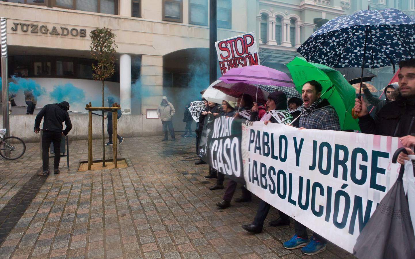 Una multitudinaria manifestación recorrió el centro de Logroño bajo la lluvia para reclamar la absolución de los dos jóvenes encausados