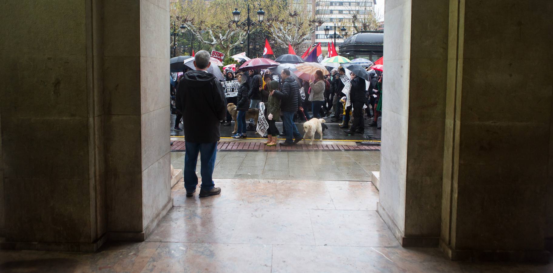 Una multitudinaria manifestación recorrió el centro de Logroño bajo la lluvia para reclamar la absolución de los dos jóvenes encausados