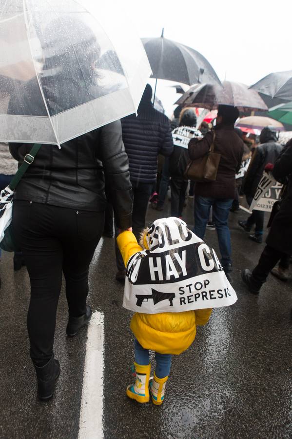 Una multitudinaria manifestación recorrió el centro de Logroño bajo la lluvia para reclamar la absolución de los dos jóvenes encausados