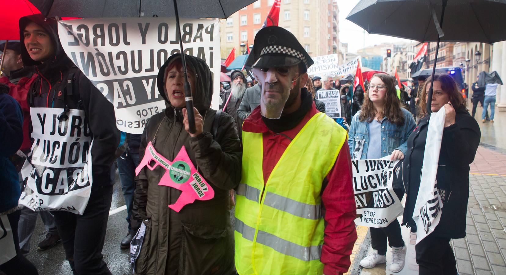 Una multitudinaria manifestación recorrió el centro de Logroño bajo la lluvia para reclamar la absolución de los dos jóvenes encausados