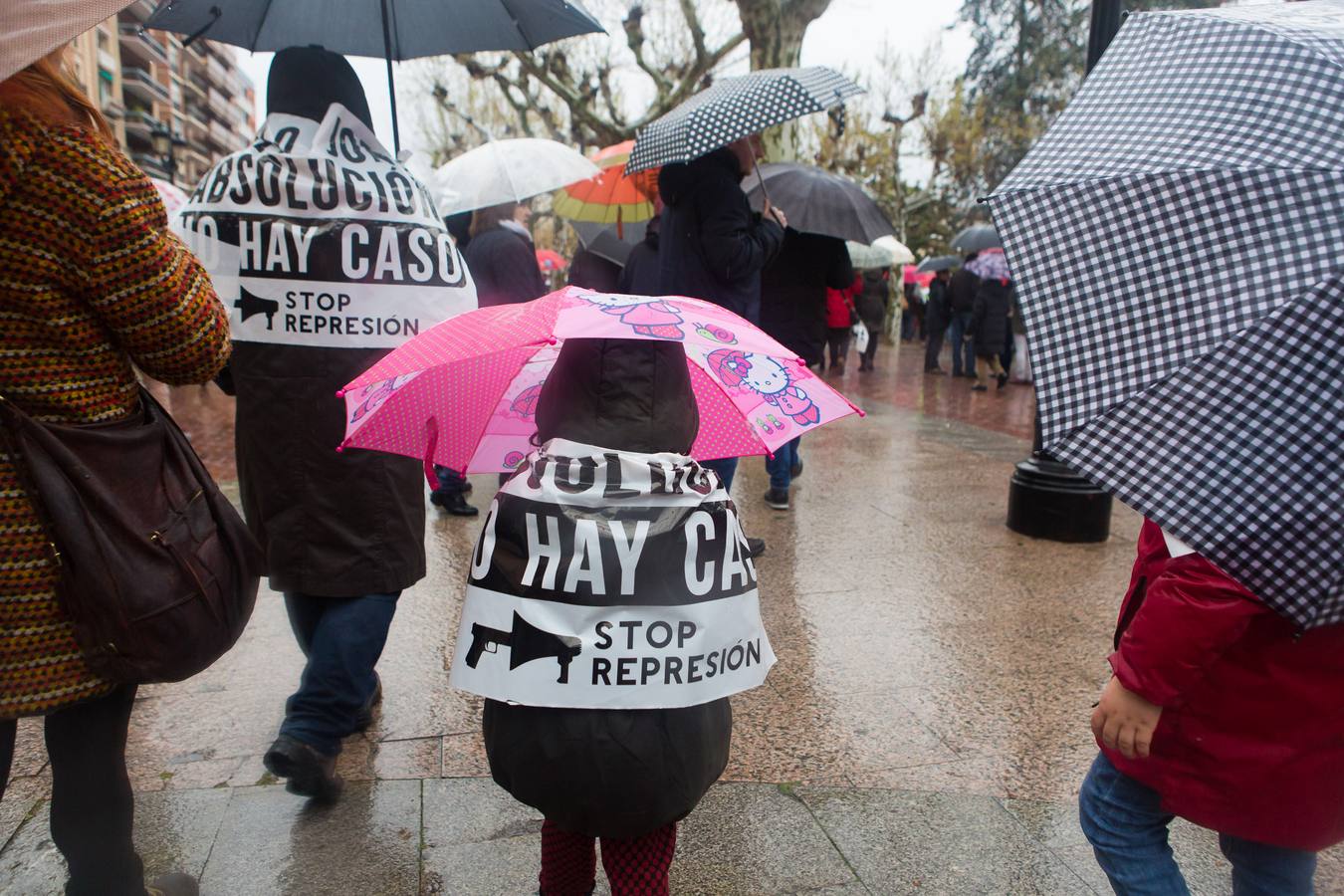 Una multitudinaria manifestación recorrió el centro de Logroño bajo la lluvia para reclamar la absolución de los dos jóvenes encausados