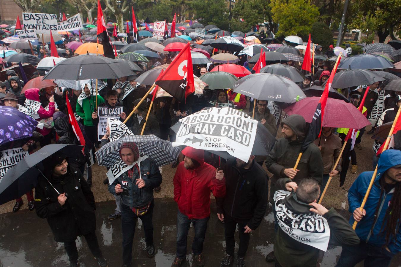 Una multitudinaria manifestación recorrió el centro de Logroño bajo la lluvia para reclamar la absolución de los dos jóvenes encausados