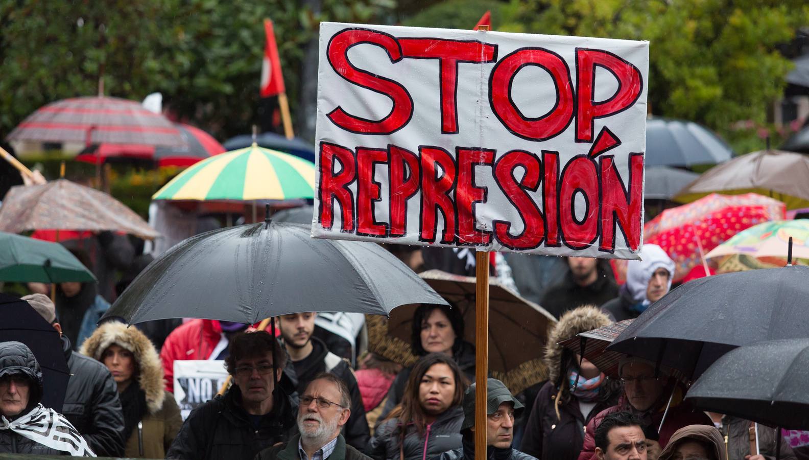 Una multitudinaria manifestación recorrió el centro de Logroño bajo la lluvia para reclamar la absolución de los dos jóvenes encausados