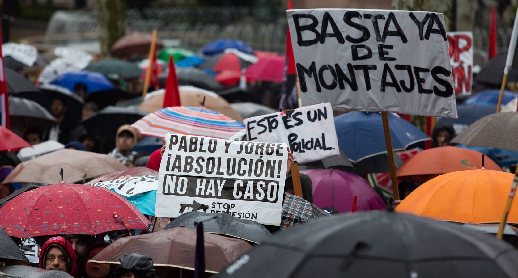 Una multitudinaria manifestación recorrió el centro de Logroño bajo la lluvia para reclamar la absolución de los dos jóvenes encausados