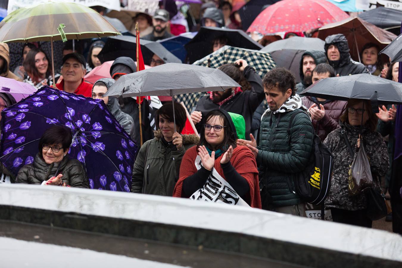 Una multitudinaria manifestación recorrió el centro de Logroño bajo la lluvia para reclamar la absolución de los dos jóvenes encausados