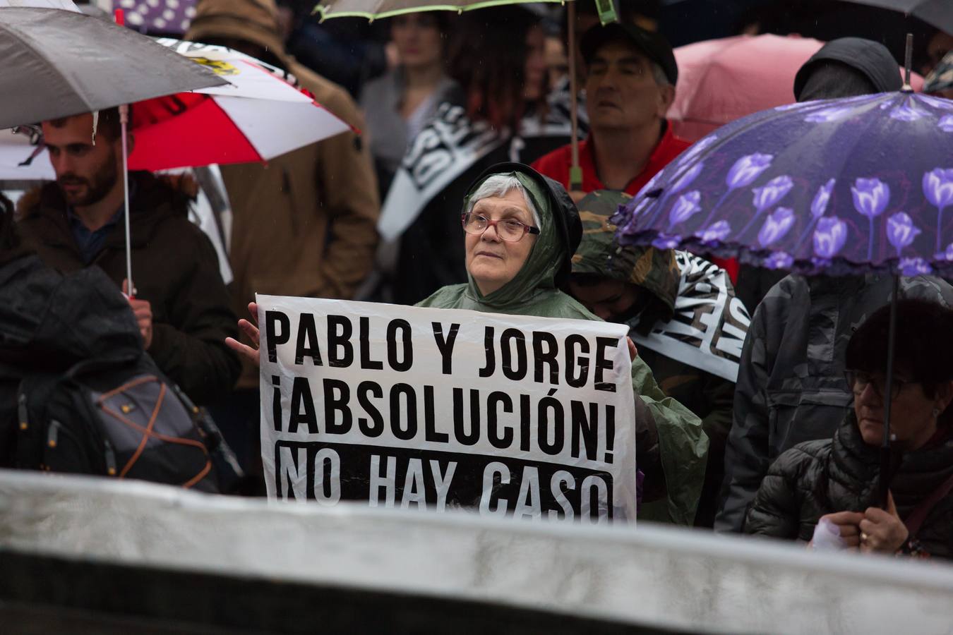 Una multitudinaria manifestación recorrió el centro de Logroño bajo la lluvia para reclamar la absolución de los dos jóvenes encausados