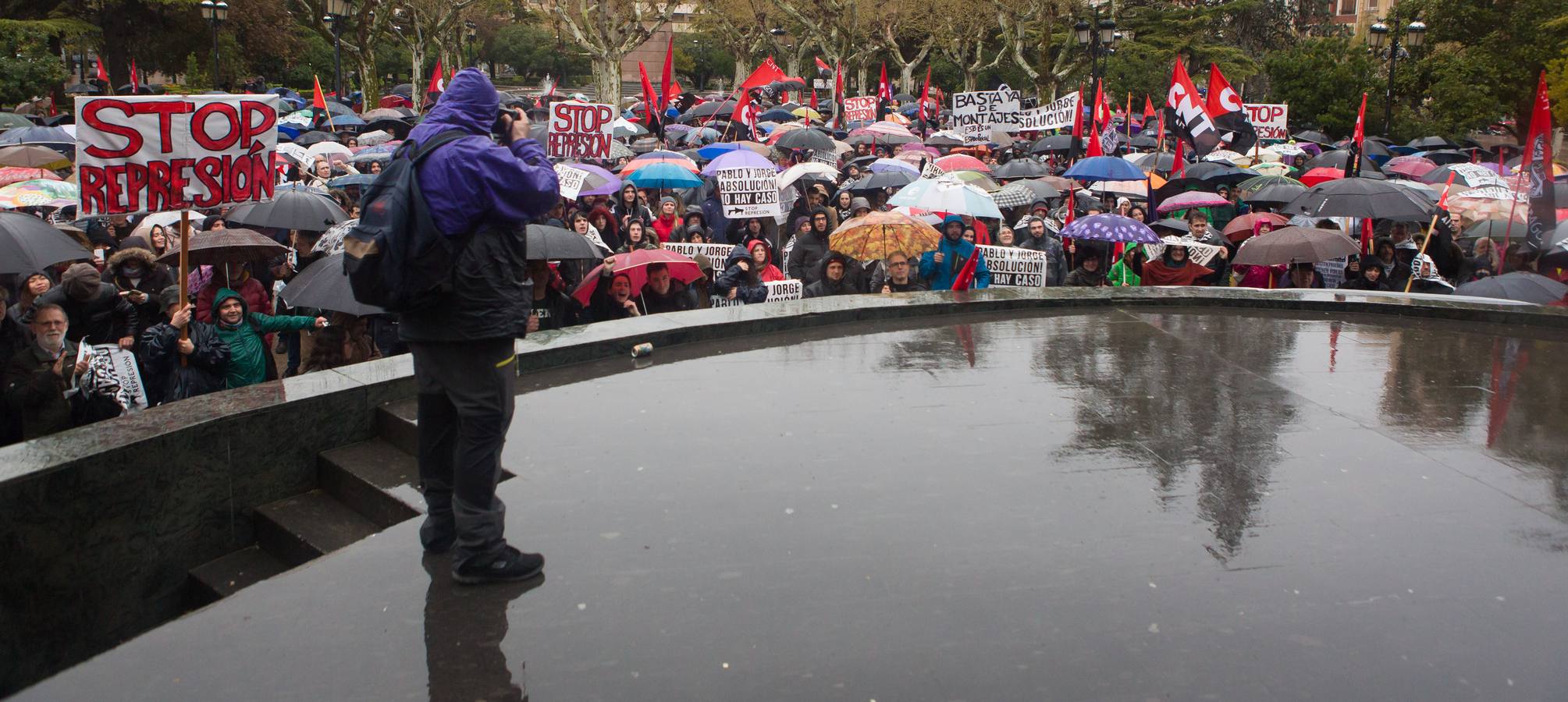 Una multitudinaria manifestación recorrió el centro de Logroño bajo la lluvia para reclamar la absolución de los dos jóvenes encausados