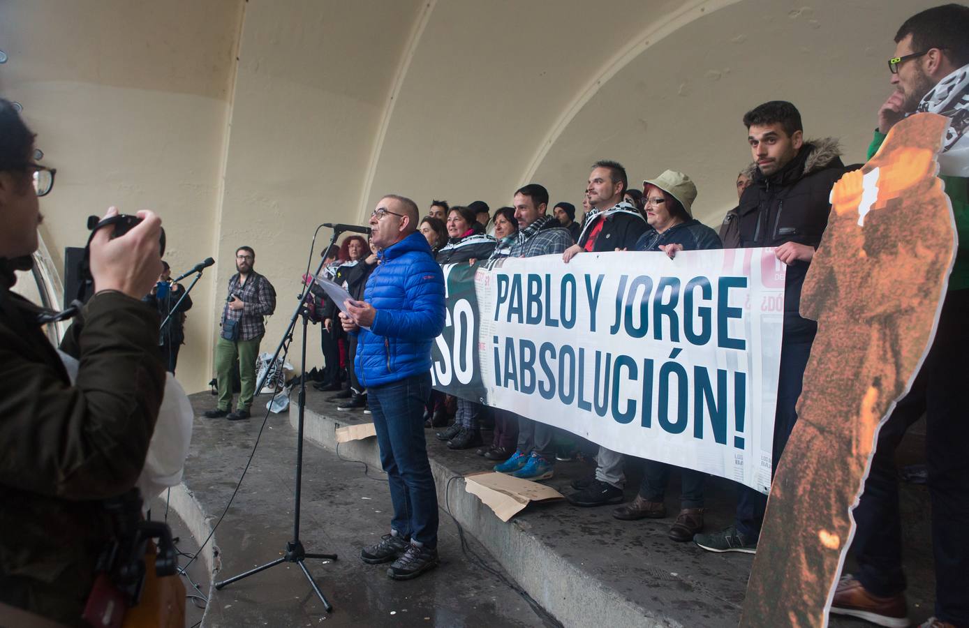 Una multitudinaria manifestación recorrió el centro de Logroño bajo la lluvia para reclamar la absolución de los dos jóvenes encausados