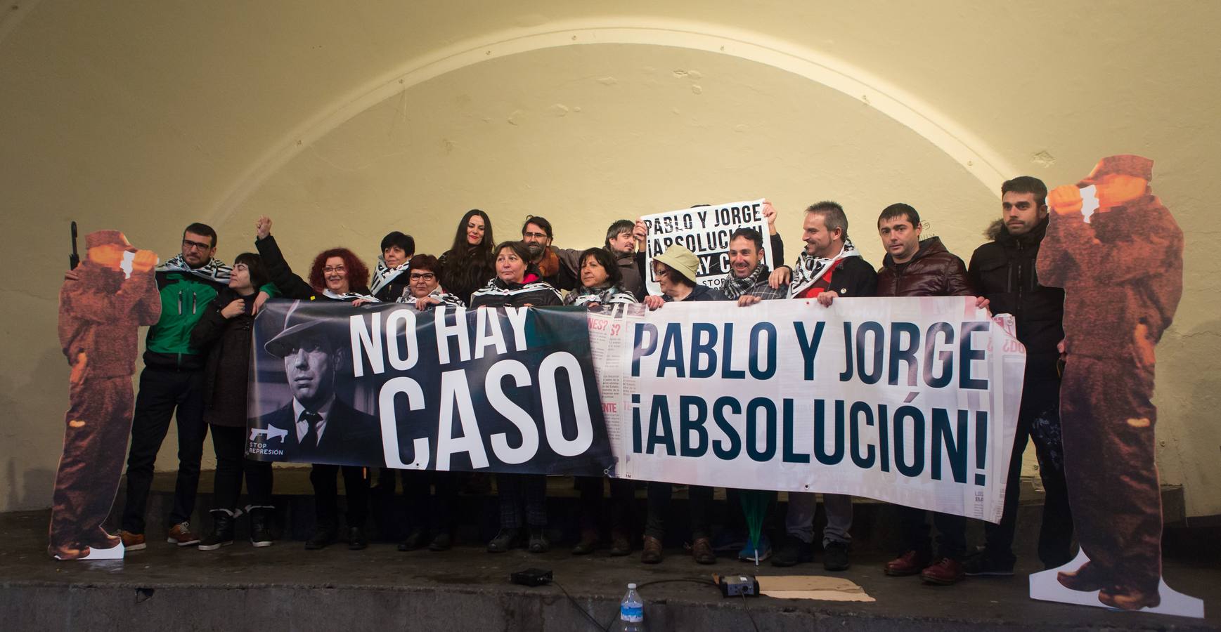 Una multitudinaria manifestación recorrió el centro de Logroño bajo la lluvia para reclamar la absolución de los dos jóvenes encausados