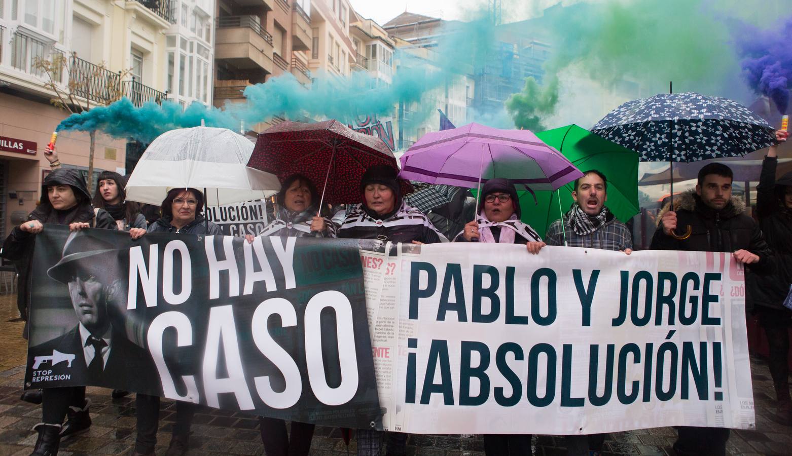 Una multitudinaria manifestación recorrió el centro de Logroño bajo la lluvia para reclamar la absolución de los dos jóvenes encausados