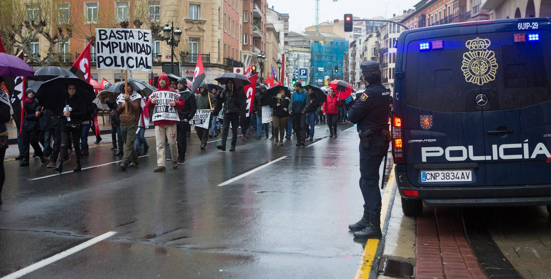 Una multitudinaria manifestación recorrió el centro de Logroño bajo la lluvia para reclamar la absolución de los dos jóvenes encausados