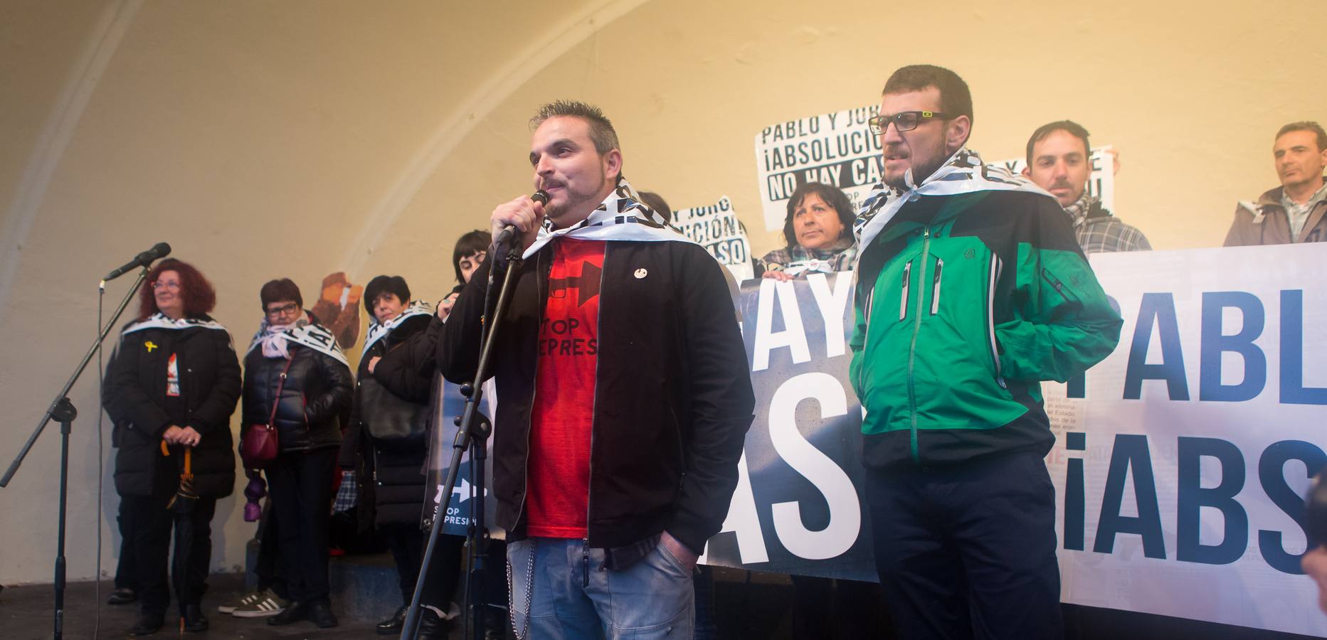 Una multitudinaria manifestación recorrió el centro de Logroño bajo la lluvia para reclamar la absolución de los dos jóvenes encausados