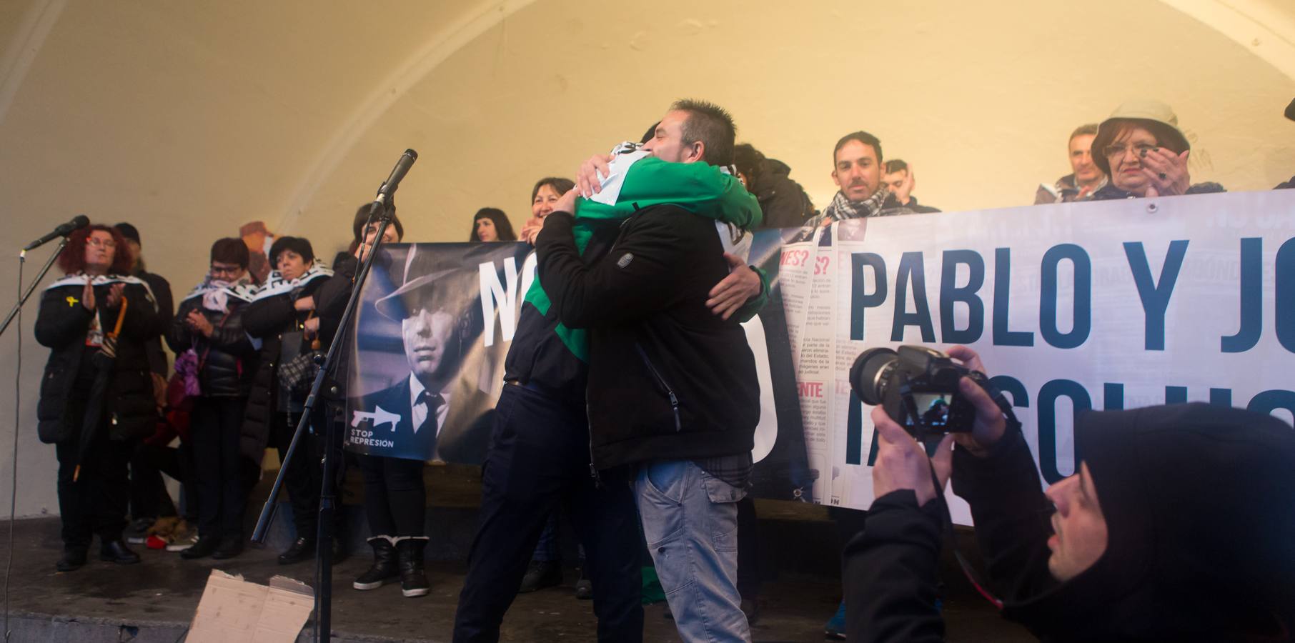 Una multitudinaria manifestación recorrió el centro de Logroño bajo la lluvia para reclamar la absolución de los dos jóvenes encausados