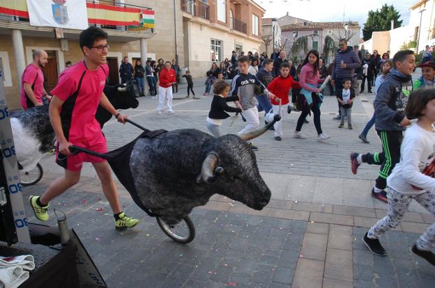 Encierro con toros de ruedas, ayer en El Villar de Arnedo. :: s.s.j.