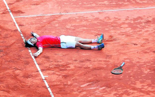 David Ferrer cae rendido después de jugar casi cinco horas y ganar el partido decisivo contra Kohlschreiber. :: efe