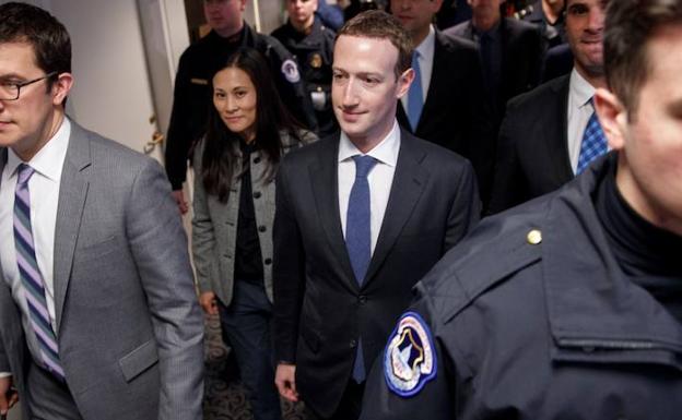 Mark Zuckerberg (c), y su mujer Priscilla Chan (2i), llegan al despacho del senador Demócrata por California Dianne Feinstein, en el Capitolio de Washington DC. 