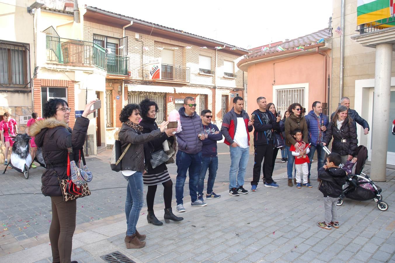 Imágenes de las fiestas de la Anunciación de El Villar de Arnedo, donde se disfrutó de un espectáculo infantil con encierro simulado, baile, toro hinchable...