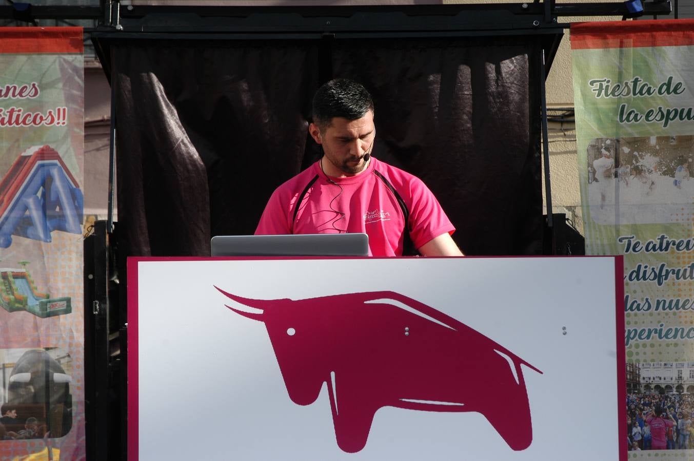 Imágenes de las fiestas de la Anunciación de El Villar de Arnedo, donde se disfrutó de un espectáculo infantil con encierro simulado, baile, toro hinchable...