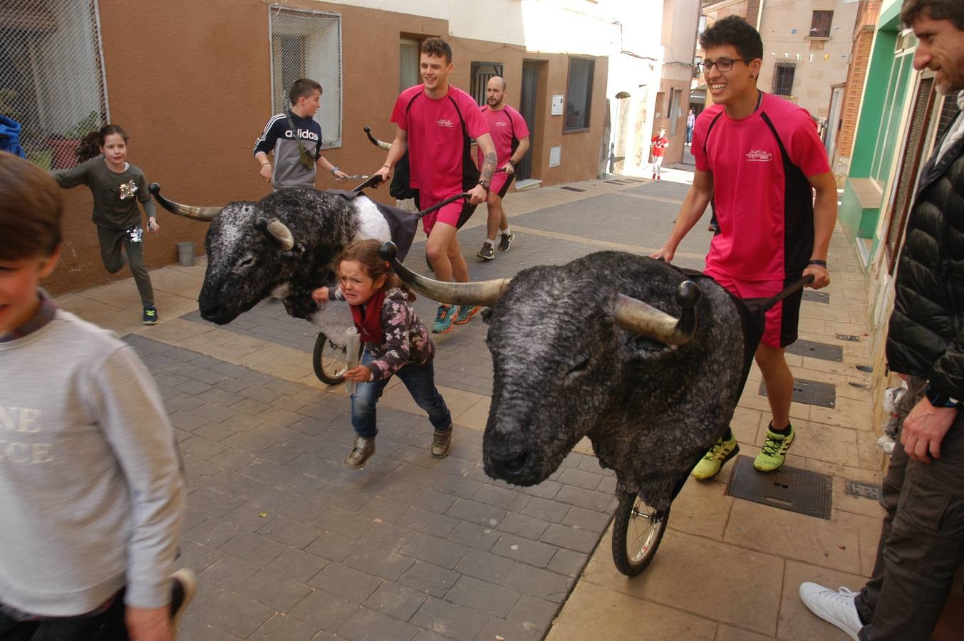 Imágenes de las fiestas de la Anunciación de El Villar de Arnedo, donde se disfrutó de un espectáculo infantil con encierro simulado, baile, toro hinchable...