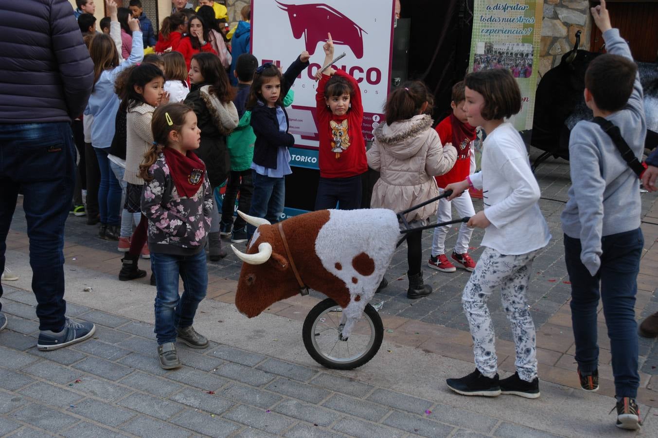 Imágenes de las fiestas de la Anunciación de El Villar de Arnedo, donde se disfrutó de un espectáculo infantil con encierro simulado, baile, toro hinchable...