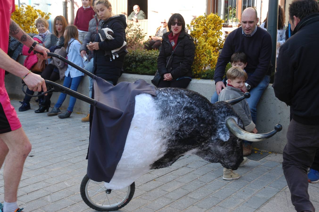 Imágenes de las fiestas de la Anunciación de El Villar de Arnedo, donde se disfrutó de un espectáculo infantil con encierro simulado, baile, toro hinchable...