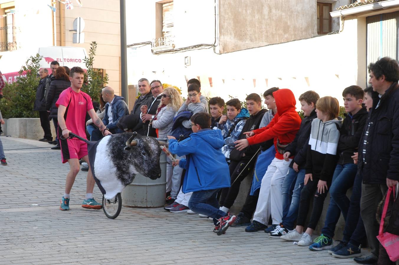 Imágenes de las fiestas de la Anunciación de El Villar de Arnedo, donde se disfrutó de un espectáculo infantil con encierro simulado, baile, toro hinchable...