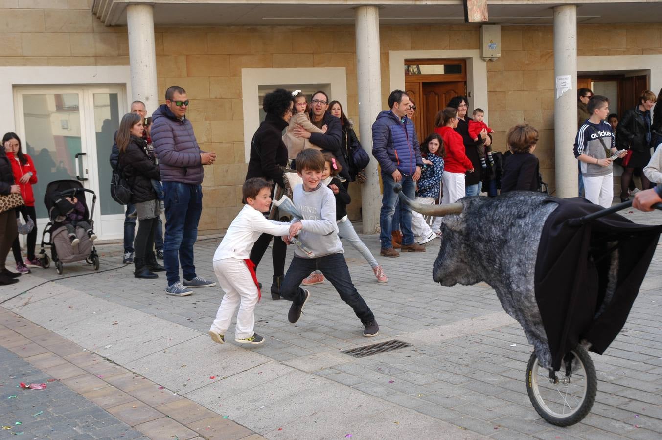 Imágenes de las fiestas de la Anunciación de El Villar de Arnedo, donde se disfrutó de un espectáculo infantil con encierro simulado, baile, toro hinchable...