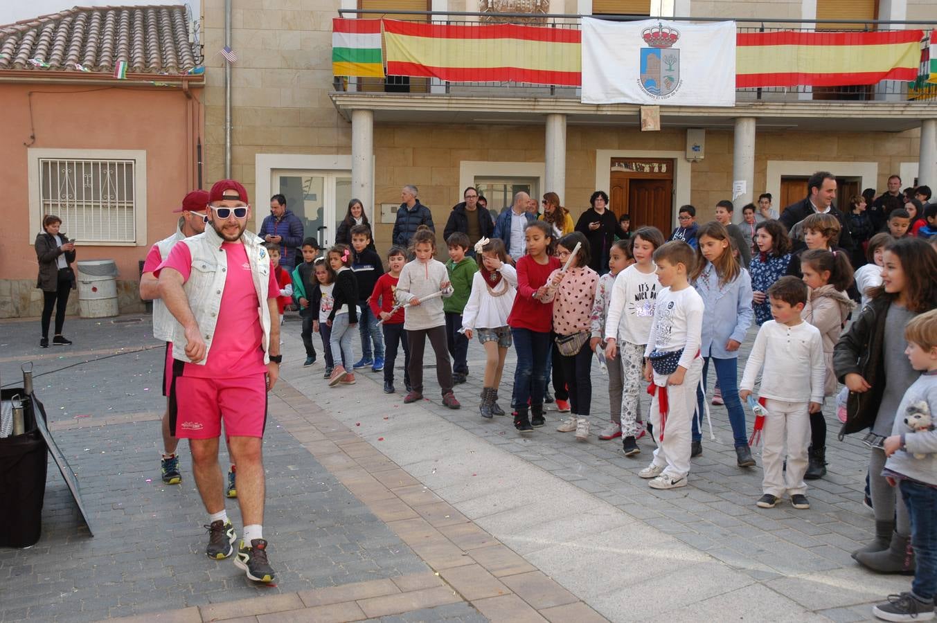 Imágenes de las fiestas de la Anunciación de El Villar de Arnedo, donde se disfrutó de un espectáculo infantil con encierro simulado, baile, toro hinchable...